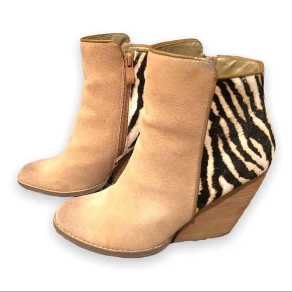 Very Volatile Charla Natural/Tiger Booties - Picture 4 of 8